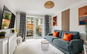 Modern, Comfy Town Centre Gem, Near Beach, Parking